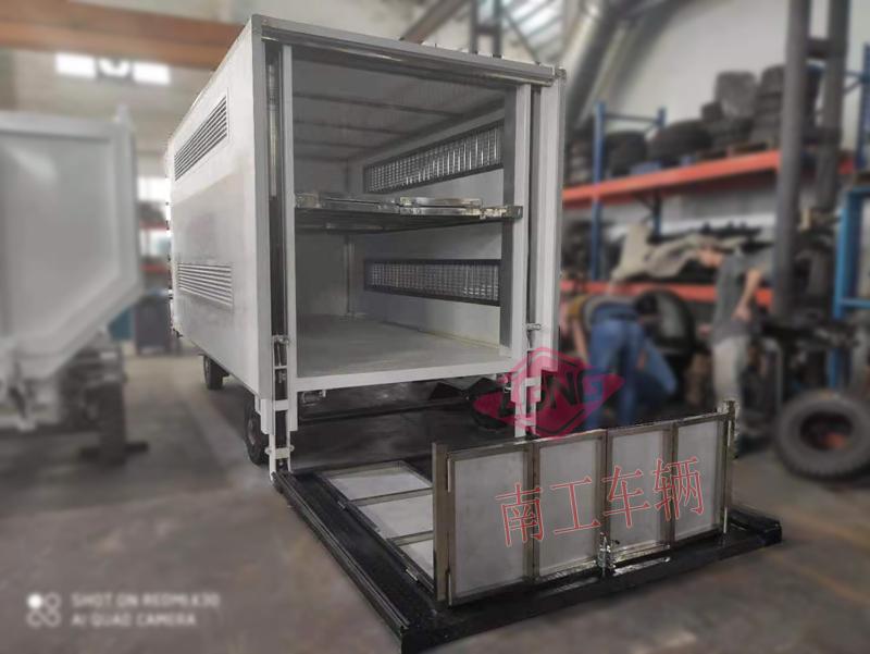 5吨厢式欧冠联赛联赛(中国)带垂直升降尾板工具拖车