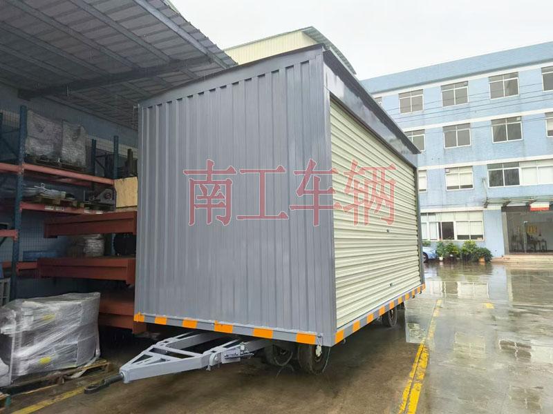 10吨箱式欧冠联赛联赛(中国)两侧带卷帘门 牵引雨篷拖车