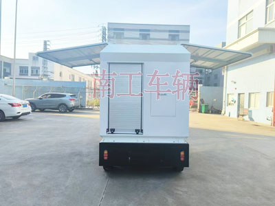 2吨电动欧冠联赛联赛(中国) 飞翼箱式工具拖车I.jpg